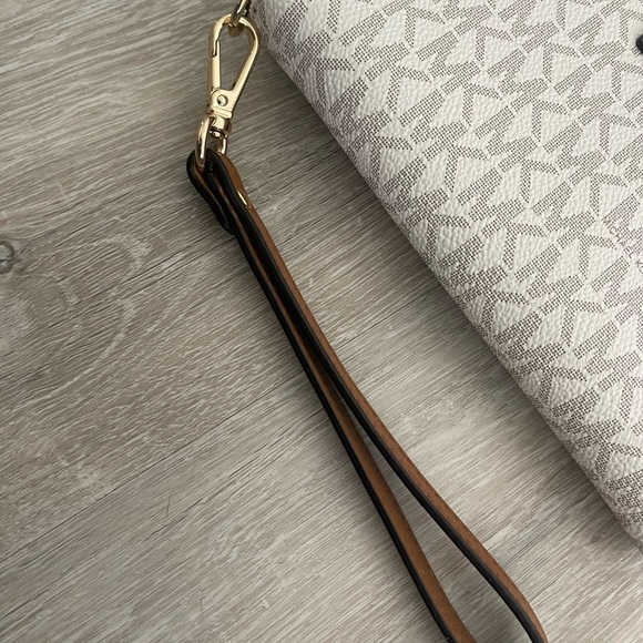 Michael Kors Vanilla Wristlet - Picture 4 of 8